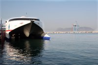 El fuerte viento de levante propicia algunas cancelaciones en las conexiones marítimas del Estrecho