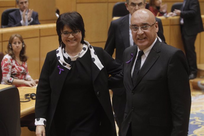El presidente del Senado, Javier Rojo, y la nueva senadora por Málaga Beatriz Ál