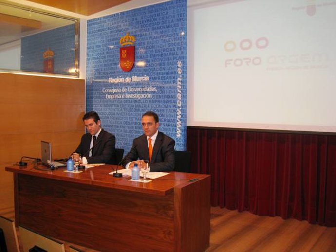 El director general de Industria, Energía y Minas, José Francisco Puche, acompañ