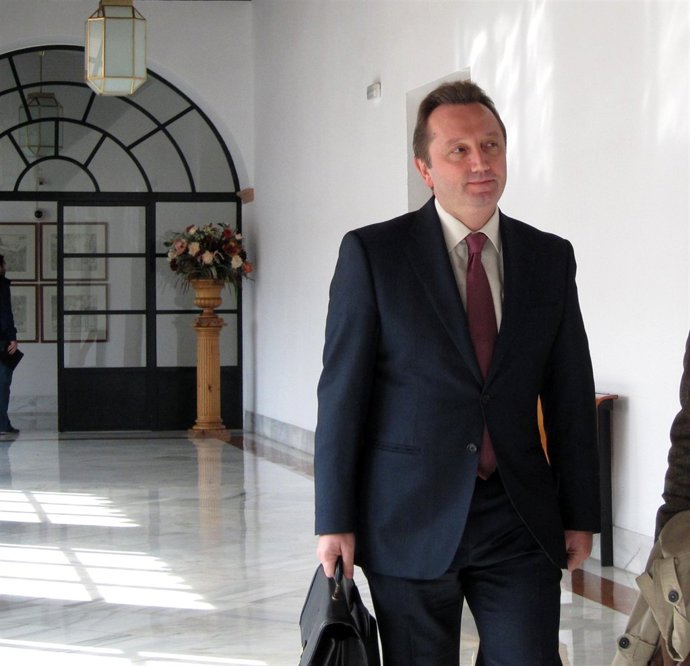 El consejero de Empleo, Manuel Recio, en el Parlamento de Andalucía.