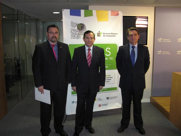 Consejero de Industria, Javier Erro y representantes de Arsys y UR