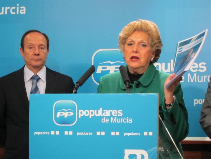 El coordinador del Libro Blanco, Joaquín Moya-Angeler y la ponente de Educación 