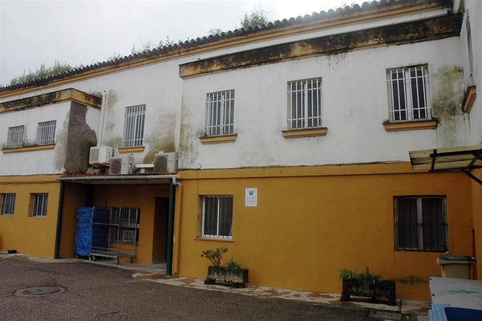 Una de las fachadas del Hospital El Tomillar