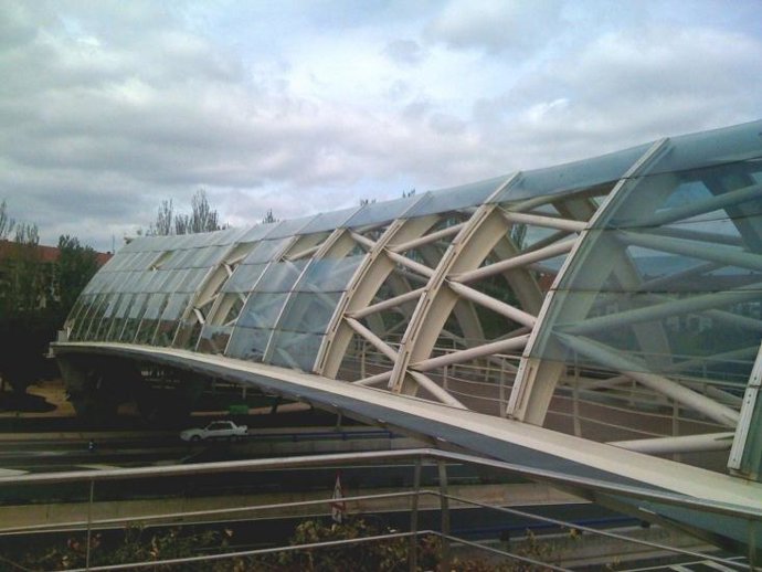 Tras el fuerte viento, la pasarela de La Cava perdió sus cristales