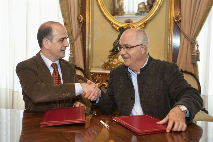 El consejero Catalán y Goyen, durante la firma de un convenio para la inmersión 