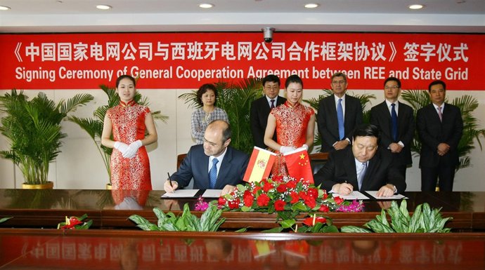 El presidente de REE, Luis Atienza, y su homólogo chino