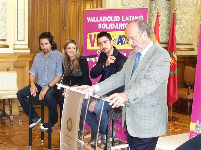 El alcalde de Valladolid, en la presentación de Valladolid Latino 2011 junto a '