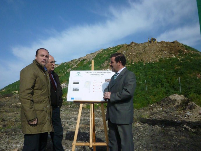 El delegado de Medio Ambiente de la Junta en Jaén, José Castro, en la visita que