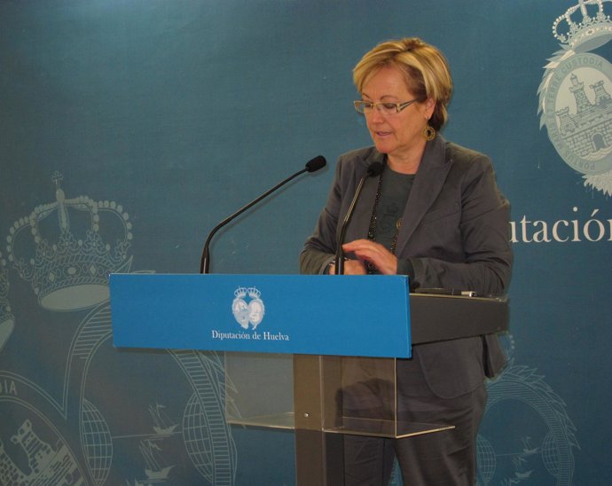 La presidenta de la Diputación, Petronila Guerrero, en rueda de prensa. 