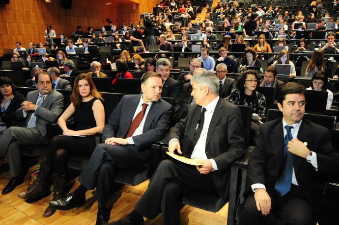 El presidente de Aragón y el director de El País en el Palacio de Congresos de H