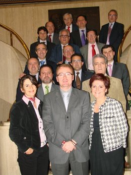 Representantes de las cajas tras la firma