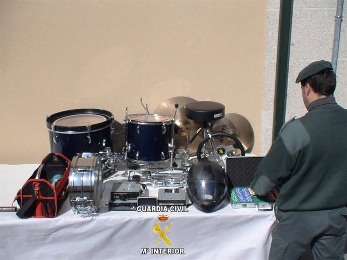 Material intervenido a los jóvenes detenidos en Pazos de Borbén (Pontevedra).