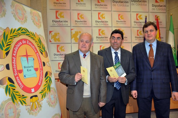 Fernando Expósito (centro) en la presentación de la muestra