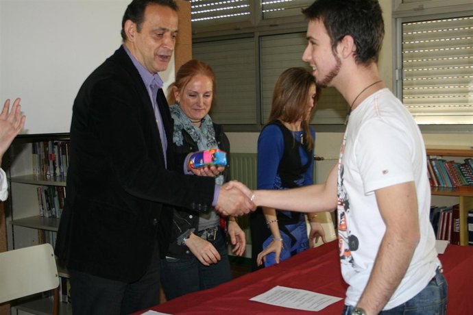 Cecilio Vadillo entrega los premios del I Concurso Lemas por la Igualdad en el I