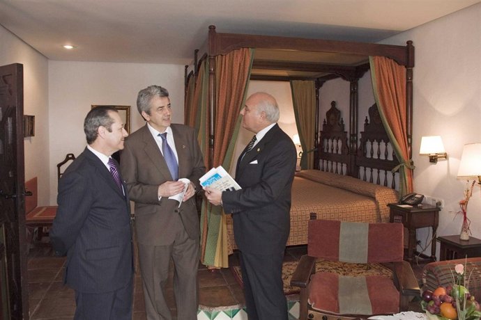 El presidente de Paradores, Miguel Martínez , junto con el director del parador 