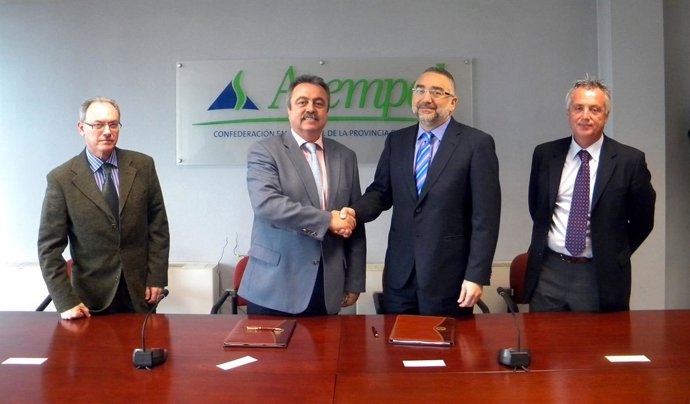 El presidente de Asempal, Miguel Uribe, y el subdirector comercial de Empresas Z