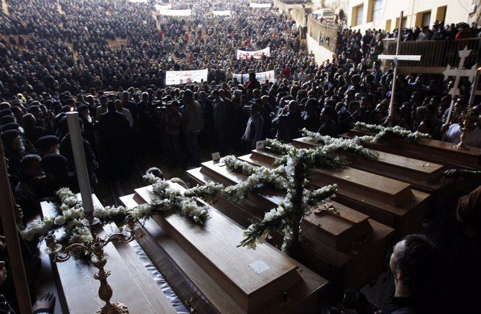 Funeral por cristianos coptos muertos en enfrentamientos con musulmanes en Egipt