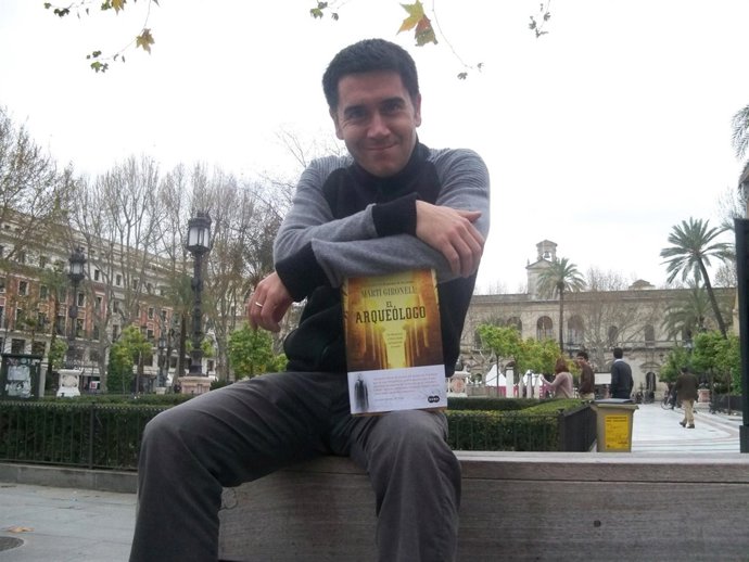 Martí Gironell con su obra 'El arqueólogo'