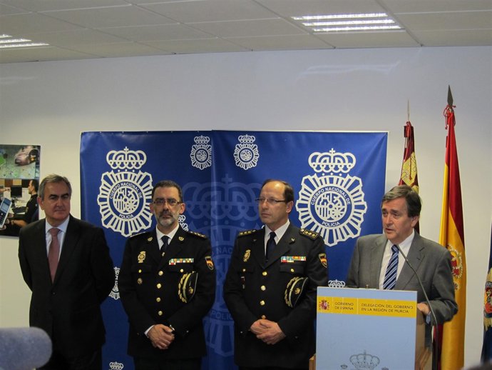 El delegado del Gobierno, a la izquierda, asiste a la inaguración por parte del 