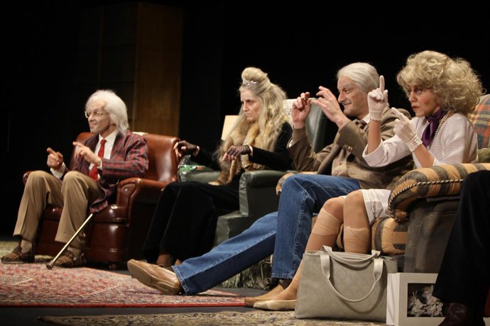 Un momento del último espectáculo musical de Tricicle, 'Forever Young'