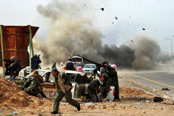 Las fuerzas de Gadafi bombardean a los rebeldes