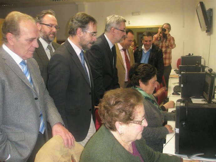 El consejero de Economía, Innovación y Ciencia, Antonio Ávila, acompañado de aut