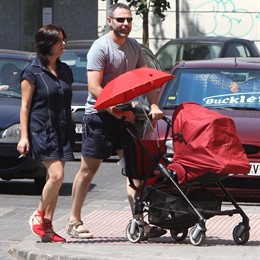 Imagen de un papa y una mama familia