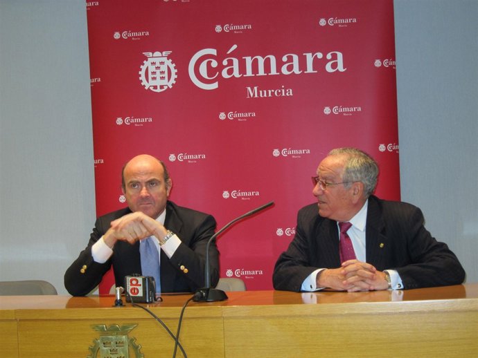 El miembro del Consejo de Administración de Endesa, Luis de Guindos junto al pre