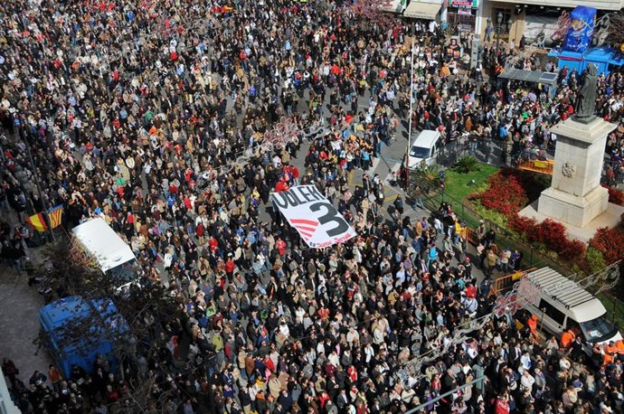 SenseSenyal protesta en la mascletà contra el cierre de TV3 en la CV
