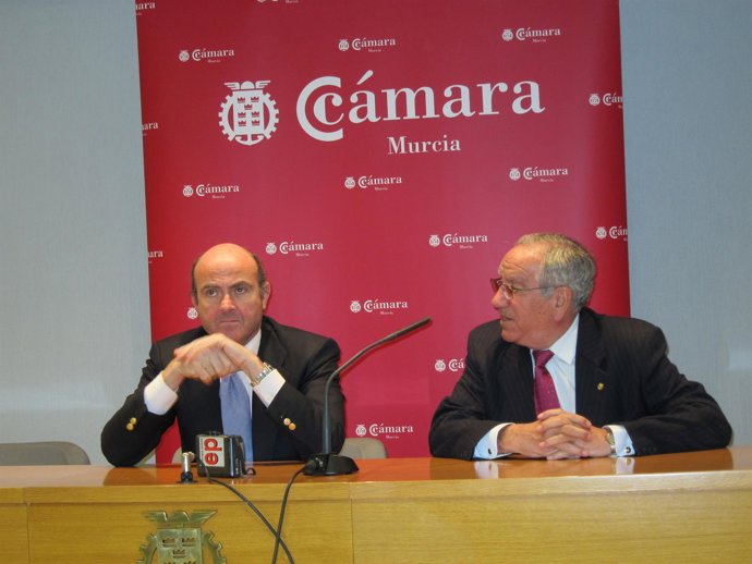 El miembro del Consejo de Administración de Endesa, Luis de Guindos junto al pre