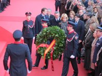 Silencio y tristeza en el homenaje en recuerdo a las víctimas en la Puerta del Sol