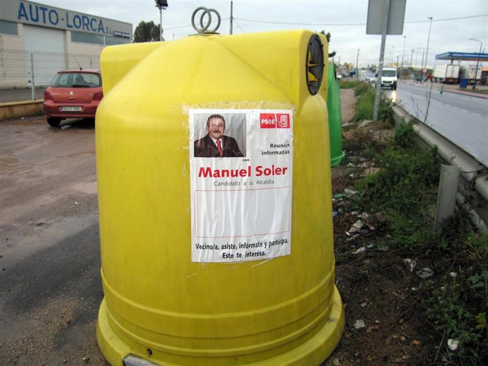 Carteles electorales en el mobiliario urbano