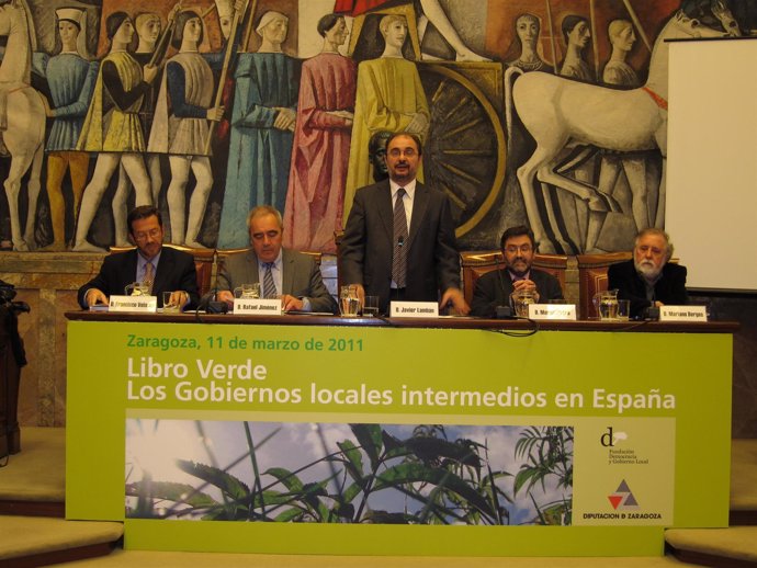 El presidente de la DPZ, Javier Lambán, ha presentado el libro en el salón de pl