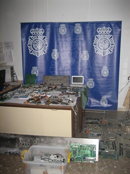 Accesorios y piezas de ascensores intervenidos por la Policía Nacional