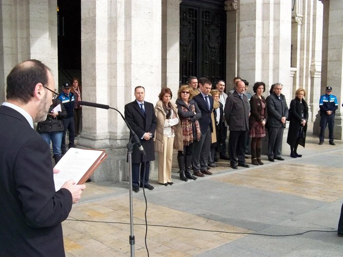 El portavoz de la AVT, Valentín Martín, lee el manifiesto ante los miembros de l