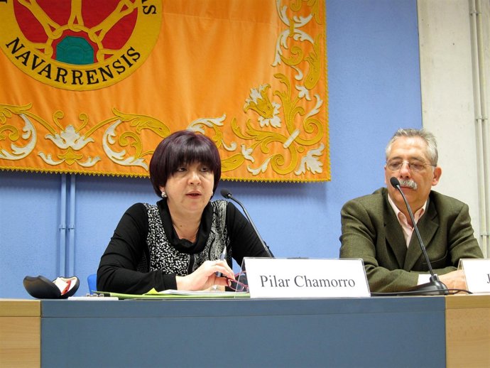 Pilar Chamarro (UGT) antes de ofrecer una rueda de prensa en Pamplona.