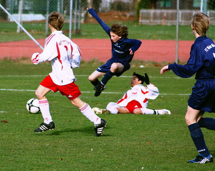 niños jugando al fútbol