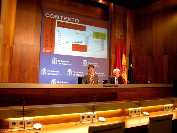 La consejera de Desarrollo Rural y Medio Ambiente, Begoña Sanzberro, y el direct