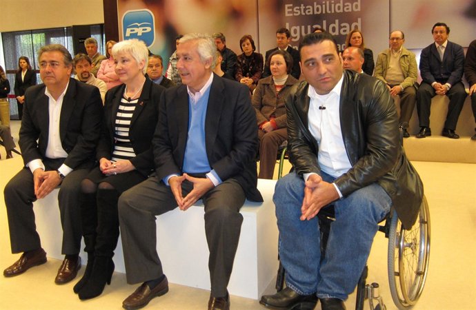 Arenas, junto a Zoido y a representantes de organizaciones sociales