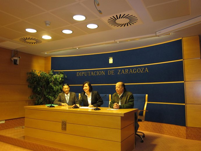 La diputada de Cultura, Cristina Palacín, con los hermanos Carbonell en la prese