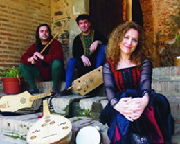 El grupo Axabeba actúa en el Café de la Exposición