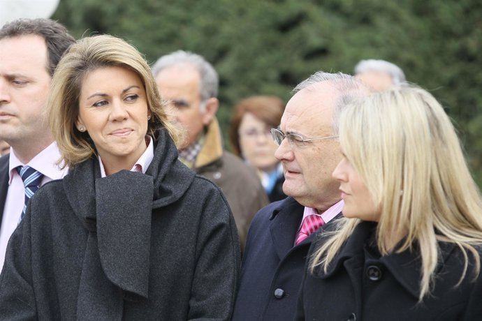 Cospedal con la presidenta de la AVT, Ángeles Pedraza