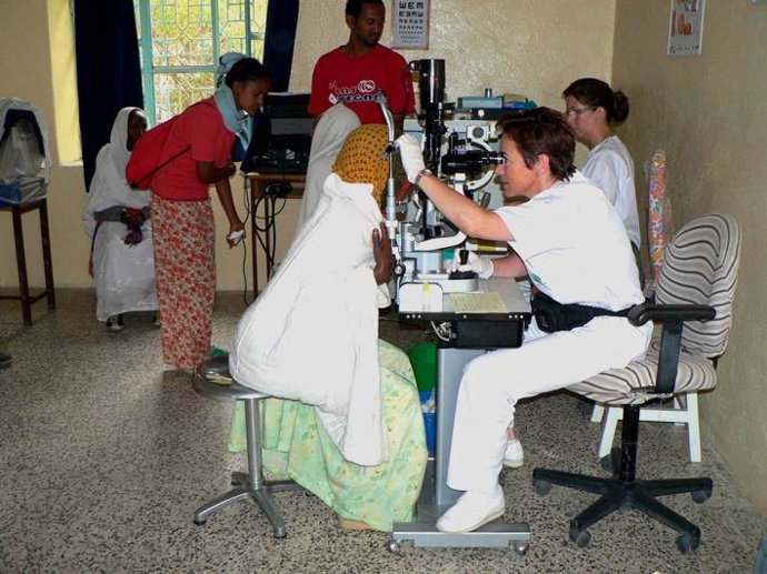Sanitarios del Hospital Macarena en Etiopía haciendo revisiones oculares