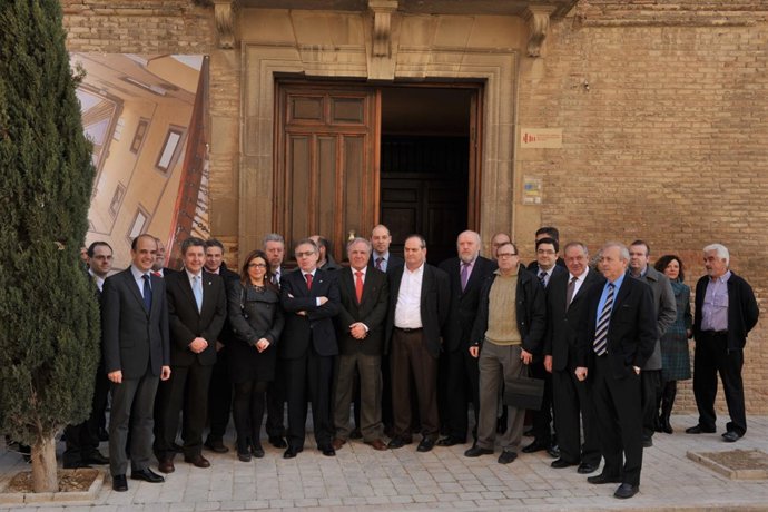 Las autoridades, en el acceso al Palacio.