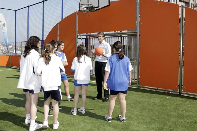 Alcalde visita la pista multideporte de General Dávila. 