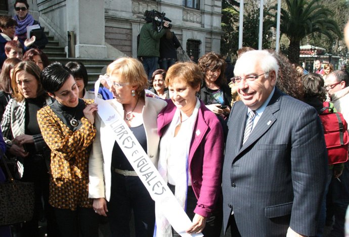 Areces con diputadas de la Junta General