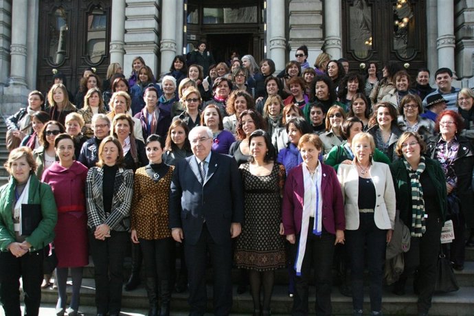 Areces, responsables políticas y colectivos de mujeres
