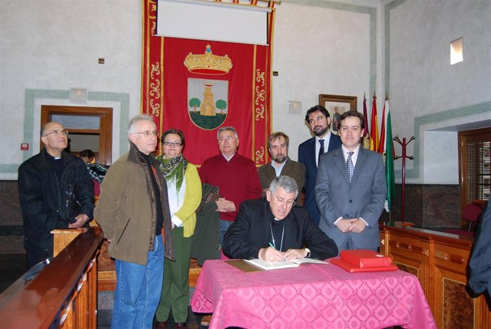 El arzobispo en su visita a Torrijos