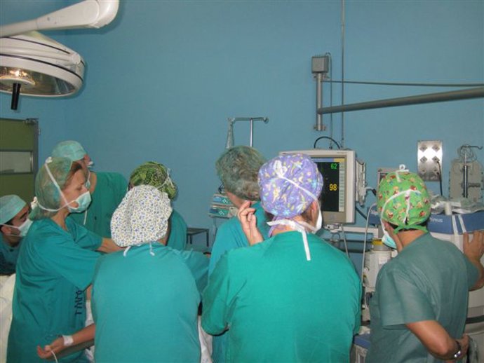 Cirujanos en una operación