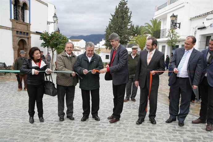 El presidente de la Diputación, Salvador Pendón, en la inuguración de una plaza 